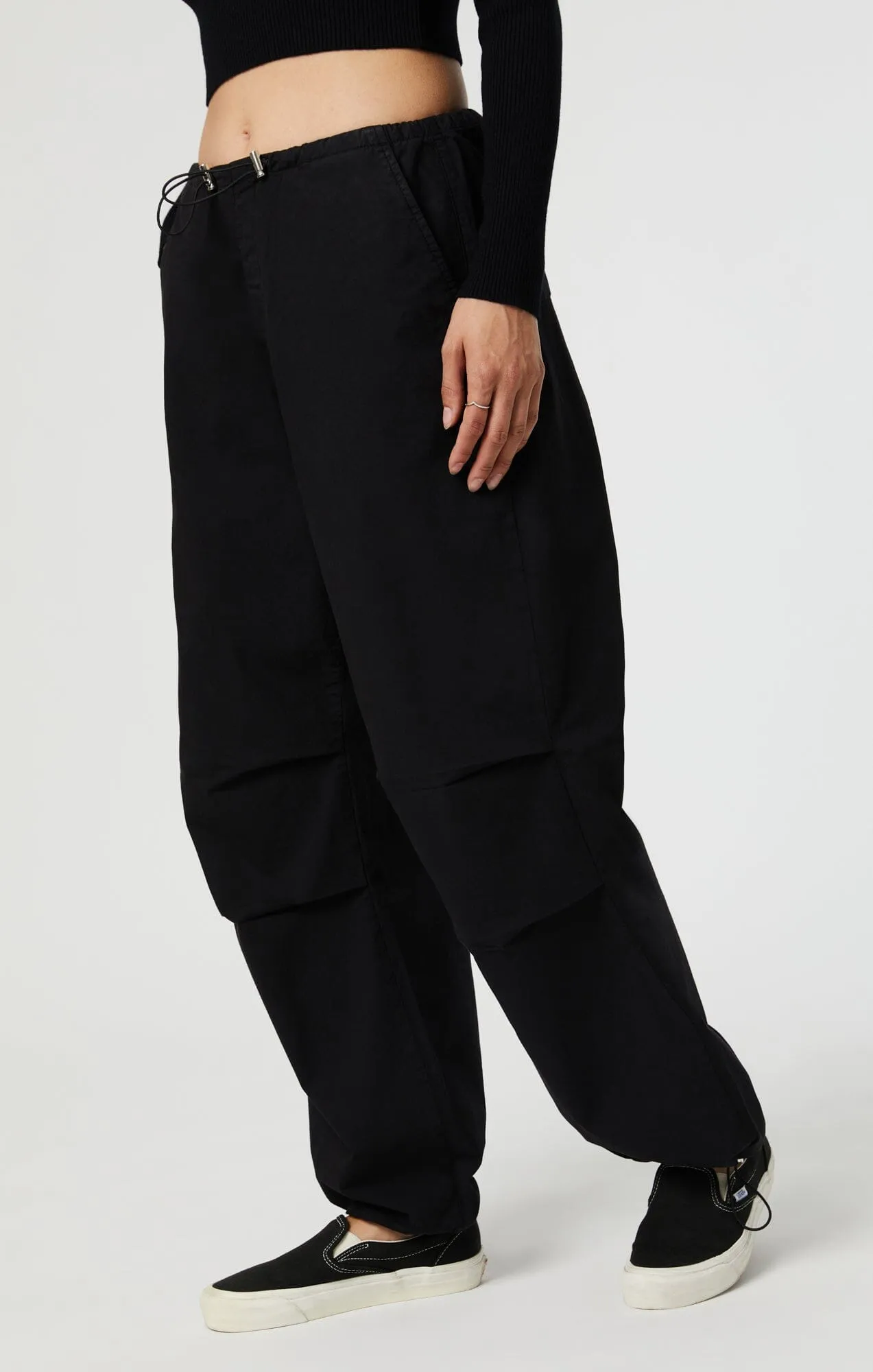 HILL PARACHUTE PANTS IN DARK SMOKE MOVE