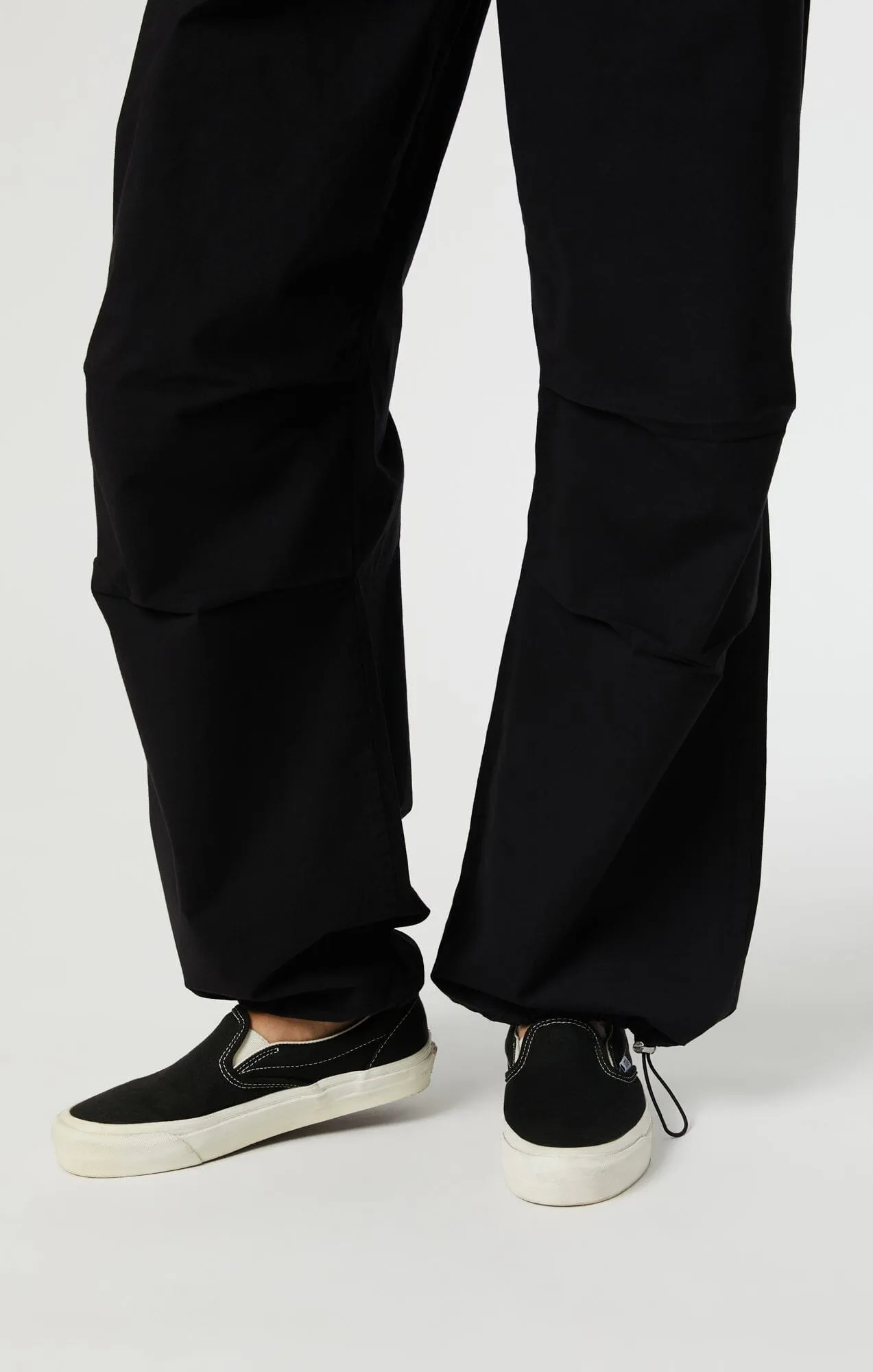 HILL PARACHUTE PANTS IN DARK SMOKE MOVE