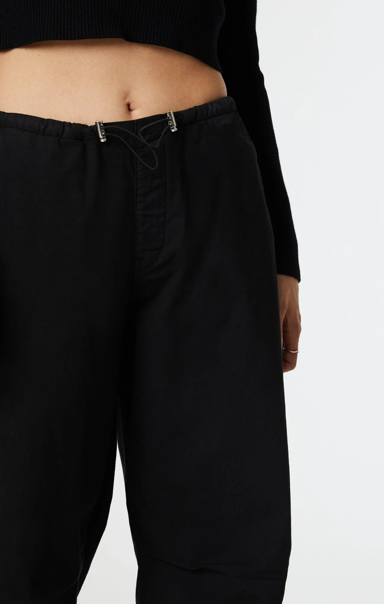 HILL PARACHUTE PANTS IN DARK SMOKE MOVE